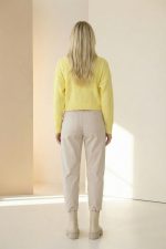 Βαμβακερό Παντελόνι Carrot Fit Το βαμβακερό παντελόνι carrot fit 7/8 είναι η ιδανική επιλογή για σύγχρονες, άνετες αλλά και κομψές καθημερινές εμφανίσεις. Η carrot γραμμή στενεύει ελαφρώς προς τον αστράγαλο, δημιουργώντας κολακευτική σιλουέτα, ενώ το 7/8 μήκος προσθέτει μοντέρνο χαρακτήρα στο look. Η μαλακή cotton σύνθεση με ελαστικότητα εξασφαλίζει άνεση και ευελιξία στην κίνηση, ιδανική για all-day χρήση. Διαθέτει πρακτικές τσέπες και εφαρμόζει όμορφα στη μέση, προσφέροντας σταθερότητα και άνετη εφαρμογή. Κατάλληλο για casual, office και city outfits, συνδυάζεται εύκολα με πουκάμισα, t-shirts ή πλεκτά. Styling Tip Συνδύασέ το με cropped cardigan ή basic t-shirt για minimal καθημερινό look. Με πουκάμισο και ankle boots δημιουργεί smart casual σύνολο, ενώ με sneakers αποκτά πιο relaxed χαρακτήρα.