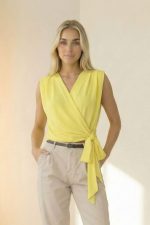 Κρουαζέ Crepe Αμάνικο Top in Baby Blue Κωδ.: 242 Το κρουαζέ crepe αμάνικο top σε απαλή baby blue απόχρωση είναι ένα κομψό και διαχρονικό κομμάτι που αναδεικνύει τη θηλυκή σιλουέτα. Ο κρουαζέ σχεδιασμός αγκαλιάζει το σώμα με φυσική ροή, ενώ το δέσιμο στο πλάι προσθέτει κομψή λεπτομέρεια και επιτρέπει ελαφριά προσαρμογή στην εφαρμογή. Το crepe ύφασμα χαρίζει ανάλαφρη αίσθηση και όμορφη κίνηση, χωρίς να κολλάει στο σώμα. Είναι non-iron, ιδανικό για καθημερινή χρήση αλλά και για πιο προσεγμένες εμφανίσεις. Φοριέται εύκολα από το πρωί έως το βράδυ, συνδυάζοντας άνεση και chic αισθητική. Styling Tip Συνδύασέ το με carrot ή tailored παντελόνι και ζώνη για κομψό office look. Με wide leg παντελόνι δημιουργεί πιο αέρινη σιλουέτα, ενώ με denim και sneakers αποκτά πιο relaxed χαρακτήρα.