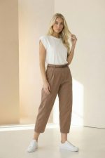 Βαμβακερό Παντελόνι Carrot Fit in brown Το βαμβακερό παντελόνι carrot fit 7/8 είναι η ιδανική επιλογή για σύγχρονες, άνετες αλλά και κομψές καθημερινές εμφανίσεις. Η carrot γραμμή στενεύει ελαφρώς προς τον αστράγαλο, δημιουργώντας κολακευτική σιλουέτα, ενώ το 7/8 μήκος προσθέτει μοντέρνο χαρακτήρα στο look. Η μαλακή cotton σύνθεση με ελαστικότητα εξασφαλίζει άνεση και ευελιξία στην κίνηση, ιδανική για all-day χρήση. Διαθέτει πρακτικές τσέπες και εφαρμόζει όμορφα στη μέση, προσφέροντας σταθερότητα και άνετη εφαρμογή. Κατάλληλο για casual, office και city outfits, συνδυάζεται εύκολα με πουκάμισα, t-shirts ή πλεκτά. Styling Tip Συνδύασέ το με cropped cardigan ή basic t-shirt για minimal καθημερινό look. Με πουκάμισο και ankle boots δημιουργεί smart casual σύνολο, ενώ με sneakers αποκτά πιο relaxed χαρακτήρα.
