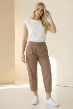 Βαμβακερό Παντελόνι Carrot Fit in brown Το βαμβακερό παντελόνι carrot fit 7/8 είναι η ιδανική επιλογή για σύγχρονες, άνετες αλλά και κομψές καθημερινές εμφανίσεις. Η carrot γραμμή στενεύει ελαφρώς προς τον αστράγαλο, δημιουργώντας κολακευτική σιλουέτα, ενώ το 7/8 μήκος προσθέτει μοντέρνο χαρακτήρα στο look. Η μαλακή cotton σύνθεση με ελαστικότητα εξασφαλίζει άνεση και ευελιξία στην κίνηση, ιδανική για all-day χρήση. Διαθέτει πρακτικές τσέπες και εφαρμόζει όμορφα στη μέση, προσφέροντας σταθερότητα και άνετη εφαρμογή. Κατάλληλο για casual, office και city outfits, συνδυάζεται εύκολα με πουκάμισα, t-shirts ή πλεκτά. Styling Tip Συνδύασέ το με cropped cardigan ή basic t-shirt για minimal καθημερινό look. Με πουκάμισο και ankle boots δημιουργεί smart casual σύνολο, ενώ με sneakers αποκτά πιο relaxed χαρακτήρα.