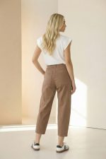 Βαμβακερό Παντελόνι Carrot Fit in brown Το βαμβακερό παντελόνι carrot fit 7/8 είναι η ιδανική επιλογή για σύγχρονες, άνετες αλλά και κομψές καθημερινές εμφανίσεις. Η carrot γραμμή στενεύει ελαφρώς προς τον αστράγαλο, δημιουργώντας κολακευτική σιλουέτα, ενώ το 7/8 μήκος προσθέτει μοντέρνο χαρακτήρα στο look. Η μαλακή cotton σύνθεση με ελαστικότητα εξασφαλίζει άνεση και ευελιξία στην κίνηση, ιδανική για all-day χρήση. Διαθέτει πρακτικές τσέπες και εφαρμόζει όμορφα στη μέση, προσφέροντας σταθερότητα και άνετη εφαρμογή. Κατάλληλο για casual, office και city outfits, συνδυάζεται εύκολα με πουκάμισα, t-shirts ή πλεκτά. Styling Tip Συνδύασέ το με cropped cardigan ή basic t-shirt για minimal καθημερινό look. Με πουκάμισο και ankle boots δημιουργεί smart casual σύνολο, ενώ με sneakers αποκτά πιο relaxed χαρακτήρα.