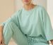 Set Viscose Loungewear in Mint Το Set Viscose Loungewear σε κίτρινη απόχρωση είναι η ιδανική επιλογή για άνετα αλλά προσεγμένα καθημερινά looks. Το σετ αποτελείται από χαλαρή μπλούζα και παντελόνι σε carrot fit γραμμή, προσφέροντας ελευθερία κινήσεων και σύγχρονη minimal αισθητική. Η σύνθεση με μαλακή viscose χαρίζει απαλή, δροσερή και breathable αίσθηση στο σώμα, καθιστώντας το ιδανικό για καθημερινή χρήση, ταξίδια αλλά και χαλαρές city εμφανίσεις. Η μπλούζα με φαρδύ μανίκι δημιουργεί χαλαρή γραμμή, ενώ το παντελόνι με ελαστική μέση και τσέπες προσφέρει πρακτικότητα και άνεση όλη τη μέρα. Ένα ευκολοφόρετο σετ που συνδυάζει άνεση, στυλ και λειτουργικότητα, ιδανικό για σύγχρονες casual εμφανίσεις. Styling Tip Συνδύασέ το με λευκά sneakers ή flat sandals για χαλαρό everyday look, ενώ με denim jacket ή cropped cardigan δημιουργείς εύκολα ένα πιο ολοκληρωμένο city outfit για βόλτα ή ταξίδι.