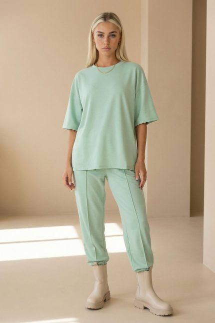 Set Viscose Loungewear in Mint Το Set Viscose Loungewear σε κίτρινη απόχρωση είναι η ιδανική επιλογή για άνετα αλλά προσεγμένα καθημερινά looks. Το σετ αποτελείται από χαλαρή μπλούζα και παντελόνι σε carrot fit γραμμή, προσφέροντας ελευθερία κινήσεων και σύγχρονη minimal αισθητική. Η σύνθεση με μαλακή viscose χαρίζει απαλή, δροσερή και breathable αίσθηση στο σώμα, καθιστώντας το ιδανικό για καθημερινή χρήση, ταξίδια αλλά και χαλαρές city εμφανίσεις. Η μπλούζα με φαρδύ μανίκι δημιουργεί χαλαρή γραμμή, ενώ το παντελόνι με ελαστική μέση και τσέπες προσφέρει πρακτικότητα και άνεση όλη τη μέρα. Ένα ευκολοφόρετο σετ που συνδυάζει άνεση, στυλ και λειτουργικότητα, ιδανικό για σύγχρονες casual εμφανίσεις. Styling Tip Συνδύασέ το με λευκά sneakers ή flat sandals για χαλαρό everyday look, ενώ με denim jacket ή cropped cardigan δημιουργείς εύκολα ένα πιο ολοκληρωμένο city outfit για βόλτα ή ταξίδι.