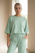 Set Viscose Loungewear in Mint Το Set Viscose Loungewear σε κίτρινη απόχρωση είναι η ιδανική επιλογή για άνετα αλλά προσεγμένα καθημερινά looks. Το σετ αποτελείται από χαλαρή μπλούζα και παντελόνι σε carrot fit γραμμή, προσφέροντας ελευθερία κινήσεων και σύγχρονη minimal αισθητική. Η σύνθεση με μαλακή viscose χαρίζει απαλή, δροσερή και breathable αίσθηση στο σώμα, καθιστώντας το ιδανικό για καθημερινή χρήση, ταξίδια αλλά και χαλαρές city εμφανίσεις. Η μπλούζα με φαρδύ μανίκι δημιουργεί χαλαρή γραμμή, ενώ το παντελόνι με ελαστική μέση και τσέπες προσφέρει πρακτικότητα και άνεση όλη τη μέρα. Ένα ευκολοφόρετο σετ που συνδυάζει άνεση, στυλ και λειτουργικότητα, ιδανικό για σύγχρονες casual εμφανίσεις. Styling Tip Συνδύασέ το με λευκά sneakers ή flat sandals για χαλαρό everyday look, ενώ με denim jacket ή cropped cardigan δημιουργείς εύκολα ένα πιο ολοκληρωμένο city outfit για βόλτα ή ταξίδι.