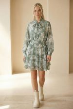 Floral Set Πουκάμισο & Φούστα in Sage Κωδικός: 2096 Το Floral set σε απόχρωση sage αποτελεί μία ρομαντική και κομψή επιλογή για ξεχωριστές αλλά και καθημερινές εμφανίσεις. Το ανάλαφρο crepe sheer ύφασμα με floral print χαρίζει αέρινη κίνηση, ενώ η επένδυση βισκόζης στη φούστα εξασφαλίζει άνεση χωρίς διαφάνεια. Το πουκάμισο διαθέτει χαλαρή γραμμή και μπορεί να φορεθεί δεμένο στο λαιμό για πιο ρομαντικό ύφος ή ανοιχτό για πιο minimal αποτέλεσμα. Η φούστα με ελαστική μέση αγκαλιάζει απαλά το σώμα και προσφέρει άνετη εφαρμογή. Ένα σετ που φοριέται μαζί για ολοκληρωμένο statement look ή και ξεχωριστά για περισσότερους συνδυασμούς. Styling Tip Φόρεσέ το με ankle boots για chic φθινοπωρινό look ή με nude πέδιλα για πιο ανοιξιάτικη αισθητική. Μπορείς να συνδυάσεις το πουκάμισο και με tailored παντελόνι, ενώ η φούστα ταιριάζει ιδανικά με basic top ή fitted bodysuit για πιο minimal αποτέλεσμα