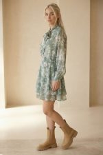 Floral Set Πουκάμισο & Φούστα in Sage Κωδικός: 2096 Το Floral set σε απόχρωση sage αποτελεί μία ρομαντική και κομψή επιλογή για ξεχωριστές αλλά και καθημερινές εμφανίσεις. Το ανάλαφρο crepe sheer ύφασμα με floral print χαρίζει αέρινη κίνηση, ενώ η επένδυση βισκόζης στη φούστα εξασφαλίζει άνεση χωρίς διαφάνεια. Το πουκάμισο διαθέτει χαλαρή γραμμή και μπορεί να φορεθεί δεμένο στο λαιμό για πιο ρομαντικό ύφος ή ανοιχτό για πιο minimal αποτέλεσμα. Η φούστα με ελαστική μέση αγκαλιάζει απαλά το σώμα και προσφέρει άνετη εφαρμογή. Ένα σετ που φοριέται μαζί για ολοκληρωμένο statement look ή και ξεχωριστά για περισσότερους συνδυασμούς. Styling Tip Φόρεσέ το με ankle boots για chic φθινοπωρινό look ή με nude πέδιλα για πιο ανοιξιάτικη αισθητική. Μπορείς να συνδυάσεις το πουκάμισο και με tailored παντελόνι, ενώ η φούστα ταιριάζει ιδανικά με basic top ή fitted bodysuit για πιο minimal αποτέλεσμα