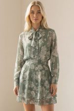 Floral Set Πουκάμισο & Φούστα in Sage Κωδικός: 2096 Το Floral set σε απόχρωση sage αποτελεί μία ρομαντική και κομψή επιλογή για ξεχωριστές αλλά και καθημερινές εμφανίσεις. Το ανάλαφρο crepe sheer ύφασμα με floral print χαρίζει αέρινη κίνηση, ενώ η επένδυση βισκόζης στη φούστα εξασφαλίζει άνεση χωρίς διαφάνεια. Το πουκάμισο διαθέτει χαλαρή γραμμή και μπορεί να φορεθεί δεμένο στο λαιμό για πιο ρομαντικό ύφος ή ανοιχτό για πιο minimal αποτέλεσμα. Η φούστα με ελαστική μέση αγκαλιάζει απαλά το σώμα και προσφέρει άνετη εφαρμογή. Ένα σετ που φοριέται μαζί για ολοκληρωμένο statement look ή και ξεχωριστά για περισσότερους συνδυασμούς. Styling Tip Φόρεσέ το με ankle boots για chic φθινοπωρινό look ή με nude πέδιλα για πιο ανοιξιάτικη αισθητική. Μπορείς να συνδυάσεις το πουκάμισο και με tailored παντελόνι, ενώ η φούστα ταιριάζει ιδανικά με basic top ή fitted bodysuit για πιο minimal αποτέλεσμα