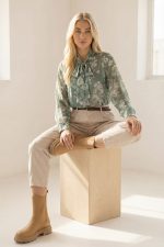 Πουκάμισο με Δέσιμο Εμπριμέ Sheer in Sage Κωδ: 14520 Το εμπριμέ πουκάμισο με δέσιμο σε sage απόχρωση αποπνέει ρομαντική κομψότητα και διαχρονικό στυλ. Το crepe sheer ύφασμα χαρίζει ανάλαφρη, αέρινη κίνηση, ενώ το φιόγκος στο λαιμό προσθέτει θηλυκή και sophisticated πινελιά. Η κουμπωτή πατιλέτα μπροστά εξασφαλίζει πρακτικότητα, ενώ η χαλαρή γραμμή του επιτρέπει να φορεθεί τόσο μέσα από παντελόνι ή φούστα όσο και πιο loose για πιο relaxed αποτέλεσμα. Ιδανικό για office looks, chic εξόδους αλλά και για πιο ρομαντικές εμφανίσεις. Styling Tip Συνδύασέ το με tailored παντελόνι και ζώνη για κομψό office look ή με midi φούστα για πιο ρομαντική αισθητική. Για πιο minimal αποτέλεσμα, δέσε χαλαρά τον φιόγκο ή άφησέ τον ελαφρώς ανοιχτό.