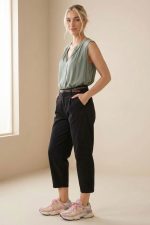 Βαμβακερό γυναικείο παντελόνι carrot fit 7/8 με ελαστικότητα και τσέπες. Άνετη εφαρμογή σε S/M, M/L, L/XL. Ιδανικό για καθημερινά & smart casual looks.