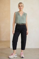 Βαμβακερό γυναικείο παντελόνι carrot fit 7/8 με ελαστικότητα και τσέπες. Άνετη εφαρμογή σε S/M, M/L, L/XL. Ιδανικό για καθημερινά & smart casual looks.