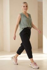 Βαμβακερό γυναικείο παντελόνι carrot fit 7/8 με ελαστικότητα και τσέπες. Άνετη εφαρμογή σε S/M, M/L, L/XL. Ιδανικό για καθημερινά & smart casual looks.