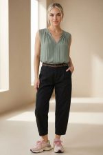 Βαμβακερό γυναικείο παντελόνι carrot fit 7/8 με ελαστικότητα και τσέπες. Άνετη εφαρμογή σε S/M, M/L, L/XL. Ιδανικό για καθημερινά & smart casual looks.