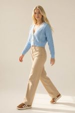 GNT Knitted Cardigan in yellow Κωδικός: GNT Η GNT Knitted Cardigan in yellow είναι ένα statement knit με διαχρονική αισθητική και σύγχρονο χαρακτήρα. Η πλεκτή πλέξη “κοτσίδα” σε συνδυασμό με το ριγέ τελείωμα προσθέτουν διακριτική ένταση, διατηρώντας το look clean και ισορροπημένο.