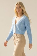 GNT Knitted Cardigan in yellow Κωδικός: GNT Η GNT Knitted Cardigan in yellow είναι ένα statement knit με διαχρονική αισθητική και σύγχρονο χαρακτήρα. Η πλεκτή πλέξη “κοτσίδα” σε συνδυασμό με το ριγέ τελείωμα προσθέτουν διακριτική ένταση, διατηρώντας το look clean και ισορροπημένο.