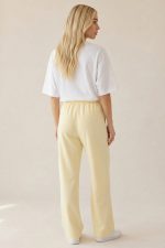 Viscose Soft Wide Pants in Yellow Κωδ.: 181 Η Viscose Soft Wide Pants είναι η ιδανική επιλογή για άνετες αλλά προσεγμένες καθημερινές εμφανίσεις. Η wide leg γραμμή χαρίζει ελευθερία κινήσεων και κομψή ροή στο περπάτημα, ενώ το viscose soft-touch ύφασμα προσφέρει δροσερή και απαλή αίσθηση στο σώμα. Η ελαστική μέση με κορδόνι εξασφαλίζει άνετη και προσαρμοζόμενη εφαρμογή, καθιστώντας το παντελόνι ιδανικό για καθημερινή χρήση, ταξίδια και all-day looks. Το φωτεινό κίτρινο χρώμα δίνει φρέσκια νότα σε κάθε σύνολο και συνδυάζεται εύκολα με basic αλλά και πιο chic κομμάτια. Άνετο, ελαφρύ και πρακτικό, αποτελεί βασικό κομμάτι καλοκαιρινής και μεταβατικής γκαρνταρόμπας. Styling Tip Συνδύασέ το με λευκό tank top ή satin πουκάμισο για καθαρό καλοκαιρινό look, ενώ με sneakers ή flat sandals δημιουργείς άνετο everyday outfit. Για πιο chic αποτέλεσμα, πρόσθεσε cropped cardigan ή ελαφρύ σακάκι και minimal αξεσουάρ.