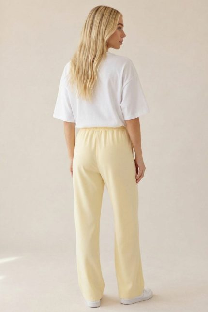 Viscose Soft Wide Pants in Yellow Κωδ.: 181 Η Viscose Soft Wide Pants είναι η ιδανική επιλογή για άνετες αλλά προσεγμένες καθημερινές εμφανίσεις. Η wide leg γραμμή χαρίζει ελευθερία κινήσεων και κομψή ροή στο περπάτημα, ενώ το viscose soft-touch ύφασμα προσφέρει δροσερή και απαλή αίσθηση στο σώμα. Η ελαστική μέση με κορδόνι εξασφαλίζει άνετη και προσαρμοζόμενη εφαρμογή, καθιστώντας το παντελόνι ιδανικό για καθημερινή χρήση, ταξίδια και all-day looks. Το φωτεινό κίτρινο χρώμα δίνει φρέσκια νότα σε κάθε σύνολο και συνδυάζεται εύκολα με basic αλλά και πιο chic κομμάτια. Άνετο, ελαφρύ και πρακτικό, αποτελεί βασικό κομμάτι καλοκαιρινής και μεταβατικής γκαρνταρόμπας. Styling Tip Συνδύασέ το με λευκό tank top ή satin πουκάμισο για καθαρό καλοκαιρινό look, ενώ με sneakers ή flat sandals δημιουργείς άνετο everyday outfit. Για πιο chic αποτέλεσμα, πρόσθεσε cropped cardigan ή ελαφρύ σακάκι και minimal αξεσουάρ.