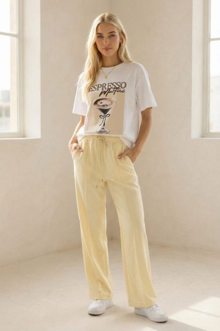 Viscose Soft Wide Pants in Yellow Κωδ.: 181 Η Viscose Soft Wide Pants είναι η ιδανική επιλογή για άνετες αλλά προσεγμένες καθημερινές εμφανίσεις. Η wide leg γραμμή χαρίζει ελευθερία κινήσεων και κομψή ροή στο περπάτημα, ενώ το viscose soft-touch ύφασμα προσφέρει δροσερή και απαλή αίσθηση στο σώμα. Η ελαστική μέση με κορδόνι εξασφαλίζει άνετη και προσαρμοζόμενη εφαρμογή, καθιστώντας το παντελόνι ιδανικό για καθημερινή χρήση, ταξίδια και all-day looks. Το φωτεινό κίτρινο χρώμα δίνει φρέσκια νότα σε κάθε σύνολο και συνδυάζεται εύκολα με basic αλλά και πιο chic κομμάτια. Άνετο, ελαφρύ και πρακτικό, αποτελεί βασικό κομμάτι καλοκαιρινής και μεταβατικής γκαρνταρόμπας. Styling Tip Συνδύασέ το με λευκό tank top ή satin πουκάμισο για καθαρό καλοκαιρινό look, ενώ με sneakers ή flat sandals δημιουργείς άνετο everyday outfit. Για πιο chic αποτέλεσμα, πρόσθεσε cropped cardigan ή ελαφρύ σακάκι και minimal αξεσουάρ.