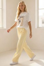 Viscose Soft Wide Pants in Yellow Κωδ.: 181 Η Viscose Soft Wide Pants είναι η ιδανική επιλογή για άνετες αλλά προσεγμένες καθημερινές εμφανίσεις. Η wide leg γραμμή χαρίζει ελευθερία κινήσεων και κομψή ροή στο περπάτημα, ενώ το viscose soft-touch ύφασμα προσφέρει δροσερή και απαλή αίσθηση στο σώμα. Η ελαστική μέση με κορδόνι εξασφαλίζει άνετη και προσαρμοζόμενη εφαρμογή, καθιστώντας το παντελόνι ιδανικό για καθημερινή χρήση, ταξίδια και all-day looks. Το φωτεινό κίτρινο χρώμα δίνει φρέσκια νότα σε κάθε σύνολο και συνδυάζεται εύκολα με basic αλλά και πιο chic κομμάτια. Άνετο, ελαφρύ και πρακτικό, αποτελεί βασικό κομμάτι καλοκαιρινής και μεταβατικής γκαρνταρόμπας. Styling Tip Συνδύασέ το με λευκό tank top ή satin πουκάμισο για καθαρό καλοκαιρινό look, ενώ με sneakers ή flat sandals δημιουργείς άνετο everyday outfit. Για πιο chic αποτέλεσμα, πρόσθεσε cropped cardigan ή ελαφρύ σακάκι και minimal αξεσουάρ.