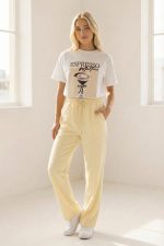 Viscose Soft Wide Pants in Yellow Κωδ.: 181 Η Viscose Soft Wide Pants είναι η ιδανική επιλογή για άνετες αλλά προσεγμένες καθημερινές εμφανίσεις. Η wide leg γραμμή χαρίζει ελευθερία κινήσεων και κομψή ροή στο περπάτημα, ενώ το viscose soft-touch ύφασμα προσφέρει δροσερή και απαλή αίσθηση στο σώμα. Η ελαστική μέση με κορδόνι εξασφαλίζει άνετη και προσαρμοζόμενη εφαρμογή, καθιστώντας το παντελόνι ιδανικό για καθημερινή χρήση, ταξίδια και all-day looks. Το φωτεινό κίτρινο χρώμα δίνει φρέσκια νότα σε κάθε σύνολο και συνδυάζεται εύκολα με basic αλλά και πιο chic κομμάτια. Άνετο, ελαφρύ και πρακτικό, αποτελεί βασικό κομμάτι καλοκαιρινής και μεταβατικής γκαρνταρόμπας. Styling Tip Συνδύασέ το με λευκό tank top ή satin πουκάμισο για καθαρό καλοκαιρινό look, ενώ με sneakers ή flat sandals δημιουργείς άνετο everyday outfit. Για πιο chic αποτέλεσμα, πρόσθεσε cropped cardigan ή ελαφρύ σακάκι και minimal αξεσουάρ.