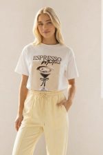 Viscose Soft Wide Pants in Yellow Κωδ.: 181 Η Viscose Soft Wide Pants είναι η ιδανική επιλογή για άνετες αλλά προσεγμένες καθημερινές εμφανίσεις. Η wide leg γραμμή χαρίζει ελευθερία κινήσεων και κομψή ροή στο περπάτημα, ενώ το viscose soft-touch ύφασμα προσφέρει δροσερή και απαλή αίσθηση στο σώμα. Η ελαστική μέση με κορδόνι εξασφαλίζει άνετη και προσαρμοζόμενη εφαρμογή, καθιστώντας το παντελόνι ιδανικό για καθημερινή χρήση, ταξίδια και all-day looks. Το φωτεινό κίτρινο χρώμα δίνει φρέσκια νότα σε κάθε σύνολο και συνδυάζεται εύκολα με basic αλλά και πιο chic κομμάτια. Άνετο, ελαφρύ και πρακτικό, αποτελεί βασικό κομμάτι καλοκαιρινής και μεταβατικής γκαρνταρόμπας. Styling Tip Συνδύασέ το με λευκό tank top ή satin πουκάμισο για καθαρό καλοκαιρινό look, ενώ με sneakers ή flat sandals δημιουργείς άνετο everyday outfit. Για πιο chic αποτέλεσμα, πρόσθεσε cropped cardigan ή ελαφρύ σακάκι και minimal αξεσουάρ.