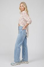 Sheer Πουκάμισο Floral Κωδ.: 1630 Το Sheer Floral Πουκάμισο είναι ένα αέρινο και κομψό κομμάτι που προσθέτει θηλυκότητα και ελαφριά πολυτέλεια σε κάθε εμφάνιση. Το crepe sheer ύφασμα χαρίζει ανάλαφρη κίνηση και δροσερή αίσθηση, ενώ το floral μοτίβο προσθέτει ρομαντική διάθεση στο look. Η άνετη γραμμή του το καθιστά ιδανικό για layering, φοριέται εύκολα ανοιχτό πάνω από top ή κλειστό ως πουκάμισο, προσφέροντας πολλαπλές επιλογές styling από το πρωί έως το βράδυ. Το non-iron ύφασμα το κάνει πρακτικό για καθημερινή χρήση χωρίς ανάγκη σιδερώματος. Styling Tip Φόρεσέ το ανοιχτό πάνω από basic top και jean για χαλαρό καθημερινό look ή κλείστο μέσα από υφασμάτινο παντελόνι ή satin φούστα για πιο κομψή εμφάνιση. Μπορεί επίσης να λειτουργήσει ως ελαφρύ layering κομμάτι πάνω από φόρεμα.