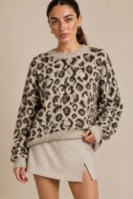 nimal Print Sweater in Taupe Κωδικός: 51199 Χαρακτηριστικά Γραμμή: Κανονική προς άνετη Μέγεθος: One Size Λαιμός: Στρογγυλή λαιμόκοψη Ύφασμα: Ζεστό & μαλακό πλεκτό Print: Animal print Extra: Δεν τσιμπάει Οδηγίες Φροντίδας Πλύσιμο σε κρύο νερό Χωρίς στύψιμο