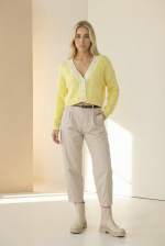 Βαμβακερό Παντελόνι Carrot Fit Το βαμβακερό παντελόνι carrot fit 7/8 είναι η ιδανική επιλογή για σύγχρονες, άνετες αλλά και κομψές καθημερινές εμφανίσεις. Η carrot γραμμή στενεύει ελαφρώς προς τον αστράγαλο, δημιουργώντας κολακευτική σιλουέτα, ενώ το 7/8 μήκος προσθέτει μοντέρνο χαρακτήρα στο look. Η μαλακή cotton σύνθεση με ελαστικότητα εξασφαλίζει άνεση και ευελιξία στην κίνηση, ιδανική για all-day χρήση. Διαθέτει πρακτικές τσέπες και εφαρμόζει όμορφα στη μέση, προσφέροντας σταθερότητα και άνετη εφαρμογή. Κατάλληλο για casual, office και city outfits, συνδυάζεται εύκολα με πουκάμισα, t-shirts ή πλεκτά. Styling Tip Συνδύασέ το με cropped cardigan ή basic t-shirt για minimal καθημερινό look. Με πουκάμισο και ankle boots δημιουργεί smart casual σύνολο, ενώ με sneakers αποκτά πιο relaxed χαρακτήρα.