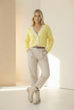 Βαμβακερό Παντελόνι Carrot Fit Το βαμβακερό παντελόνι carrot fit 7/8 είναι η ιδανική επιλογή για σύγχρονες, άνετες αλλά και κομψές καθημερινές εμφανίσεις. Η carrot γραμμή στενεύει ελαφρώς προς τον αστράγαλο, δημιουργώντας κολακευτική σιλουέτα, ενώ το 7/8 μήκος προσθέτει μοντέρνο χαρακτήρα στο look. Η μαλακή cotton σύνθεση με ελαστικότητα εξασφαλίζει άνεση και ευελιξία στην κίνηση, ιδανική για all-day χρήση. Διαθέτει πρακτικές τσέπες και εφαρμόζει όμορφα στη μέση, προσφέροντας σταθερότητα και άνετη εφαρμογή. Κατάλληλο για casual, office και city outfits, συνδυάζεται εύκολα με πουκάμισα, t-shirts ή πλεκτά. Styling Tip Συνδύασέ το με cropped cardigan ή basic t-shirt για minimal καθημερινό look. Με πουκάμισο και ankle boots δημιουργεί smart casual σύνολο, ενώ με sneakers αποκτά πιο relaxed χαρακτήρα.