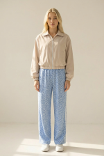 Το bomber jacket είναι το ιδανικό πανωφόρι για καθημερινά looks με άνεση και στυλ. Η αδιάβροχη υφή του το καθιστά πρακτικό για όλες τις ώρες, ενώ η χαλαρή γραμμή του προσφέρει ευκολία στις κινήσεις. Ένα basic κομμάτι που ταιριάζει με everything. Styling Tip Φόρεσέ το με jeans και sneakers για casual εμφανίσεις ή πάνω από φόρεμα για πιο elevated street style look.