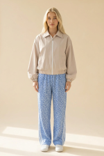 Το bomber jacket είναι το ιδανικό πανωφόρι για καθημερινά looks με άνεση και στυλ. Η αδιάβροχη υφή του το καθιστά πρακτικό για όλες τις ώρες, ενώ η χαλαρή γραμμή του προσφέρει ευκολία στις κινήσεις. Ένα basic κομμάτι που ταιριάζει με everything. Styling Tip Φόρεσέ το με jeans και sneakers για casual εμφανίσεις ή πάνω από φόρεμα για πιο elevated street style look.