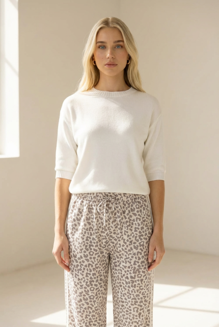 Animal Print Παντελόνα Φόρμα σε baby blue Η Animal Print Παντελόνα Φόρμα Baby Blue  συνδυάζει άνεση, θηλυκότητα και μοντέρνο στιλ. Ένα κομμάτι που ξεχωρίζει για το ιδιαίτερο animal print σχέδιο και την απαλή υφή του υφάσματος, ιδανικό για γυναίκες που θέλουν να νιώθουν άνετα αλλά και κομψές σε κάθε στιγμή της ημέρας. Η φαρδιά γραμμή της προσφέρει ελευθερία κινήσεων και κομψή εφαρμογή, ενώ η ελαστική μέση εξασφαλίζει τέλεια προσαρμογή στο σώμα. Το one size καλύπτει έως Large Plus, καθιστώντας την ιδανική επιλογή για πολλές σιλουέτες. Κατασκευασμένη από ποιοτικά και απαλά υφάσματα, φιλικά προς το δέρμα, προσφέρει μοναδική αίσθηση άνεσης όλη την ημέρα. Ιδανική επιλογή για casual εμφανίσεις, ταξίδια, καθημερινές εξόδους ή relaxed chic looks. Styling Tips Συνδύασε την baby blue animal print φόρμα με: • ένα λευκό basic t-shirt για minimal καθημερινό look • ένα oversized πουκάμισο για effortless chic εμφάνιση • sneakers για casual στυλ • πλατφόρμες ή sandals για πιο θηλυκό αποτέλεσμα Ένα κομμάτι που μπορεί εύκολα να φορεθεί από το πρωί μέχρι το βράδυ, δημιουργώντας stylish και άνετα outfits.