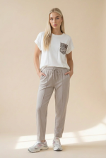 Ανακάλυψε το απόλυτο spring outfit που συνδυάζει άνεση, φρεσκάδα και effortless στυλ. Το Spring Street look αποτελείται από 3 βασικά κομμάτια που δημιουργούν ένα ολοκληρωμένο casual–chic σύνολο, ιδανικό για καθημερινές εμφανίσεις, βόλτες αλλά και ταξίδια.