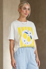 Βαμβακερό Κοντομάνικο T-Shirt Amalfi Limone Περιγραφή Προϊόντος Το βαμβακερό κοντομάνικο T-Shirt “Amalfi Limone” αποπνέει καλοκαιρινή φρεσκάδα και ιταλικό αέρα. Η εντυπωσιακή lemon στάμπα σε φωτεινές κίτρινες αποχρώσεις χαρίζει playful και κομψό χαρακτήρα, ιδανικό για ανοιξιάτικα και καλοκαιρινά outfits. Η γραμμή του είναι άνετη και χαλαρή, καλύπτει έως Large και εφαρμόζει όμορφα χωρίς να πιέζει. Το μαλακό βαμβακερό ύφασμα με ελαστικότητα προσφέρει άνεση και φυσική εφαρμογή καθ’ όλη τη διάρκεια της ημέρας. Styling Tip Συνδύασέ το με τη γαλάζια ψηλόμεση παντελόνα wide leg για ένα φωτεινό, ισορροπημένο και κομψό καλοκαιρινό look. Εναλλακτικά, φόρεσέ το με denim shorts για πιο casual αποτέλεσμα ή με λευκό παντελόνι για καθαρό, resort-inspired outfit.