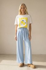 Βαμβακερό Κοντομάνικο T-Shirt Amalfi Limone Περιγραφή Προϊόντος Το βαμβακερό κοντομάνικο T-Shirt “Amalfi Limone” αποπνέει καλοκαιρινή φρεσκάδα και ιταλικό αέρα. Η εντυπωσιακή lemon στάμπα σε φωτεινές κίτρινες αποχρώσεις χαρίζει playful και κομψό χαρακτήρα, ιδανικό για ανοιξιάτικα και καλοκαιρινά outfits. Η γραμμή του είναι άνετη και χαλαρή, καλύπτει έως Large και εφαρμόζει όμορφα χωρίς να πιέζει. Το μαλακό βαμβακερό ύφασμα με ελαστικότητα προσφέρει άνεση και φυσική εφαρμογή καθ’ όλη τη διάρκεια της ημέρας. Styling Tip Συνδύασέ το με τη γαλάζια ψηλόμεση παντελόνα wide leg για ένα φωτεινό, ισορροπημένο και κομψό καλοκαιρινό look. Εναλλακτικά, φόρεσέ το με denim shorts για πιο casual αποτέλεσμα ή με λευκό παντελόνι για καθαρό, resort-inspired outfit.