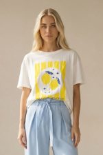 Βαμβακερό Κοντομάνικο T-Shirt Amalfi Limone Περιγραφή Προϊόντος Το βαμβακερό κοντομάνικο T-Shirt “Amalfi Limone” αποπνέει καλοκαιρινή φρεσκάδα και ιταλικό αέρα. Η εντυπωσιακή lemon στάμπα σε φωτεινές κίτρινες αποχρώσεις χαρίζει playful και κομψό χαρακτήρα, ιδανικό για ανοιξιάτικα και καλοκαιρινά outfits. Η γραμμή του είναι άνετη και χαλαρή, καλύπτει έως Large και εφαρμόζει όμορφα χωρίς να πιέζει. Το μαλακό βαμβακερό ύφασμα με ελαστικότητα προσφέρει άνεση και φυσική εφαρμογή καθ’ όλη τη διάρκεια της ημέρας. Styling Tip Συνδύασέ το με τη γαλάζια ψηλόμεση παντελόνα wide leg για ένα φωτεινό, ισορροπημένο και κομψό καλοκαιρινό look. Εναλλακτικά, φόρεσέ το με denim shorts για πιο casual αποτέλεσμα ή με λευκό παντελόνι για καθαρό, resort-inspired outfit.