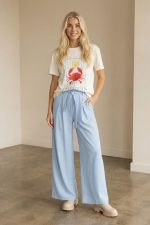 Βαμβακερό Κοντομάνικο T-Shirt “La Dolce Vita” Το βαμβακερό κοντομάνικο T-shirt “La Dolce Vita” είναι η ιδανική επιλογή για casual και καλοκαιρινά looks με ιταλικό αέρα. Διαθέτει εντυπωσιακή στάμπα με crab print και lettering, που δίνει playful και fresh χαρακτήρα στο outfit. Η γραμμή του είναι άνετη και χαλαρή, καλύπτοντας έως Large, ενώ το μαλακό βαμβακερό ύφασμα με ελαστικότητα προσφέρει άνεση και ευχάριστη αίσθηση όλη την ημέρα. Ιδανικό για καθημερινές εμφανίσεις, ταξίδια και city looks. Styling Tip Συνδύασέ το με ψηλόμεση παντελόνα ή denim shorts για relaxed καλοκαιρινό look. Με λινή παντελόνα και sneakers αποκτά πιο chic casual χαρακτήρα, ενώ με σακάκι γίνεται ιδανικό για smart everyday εμφανίσεις.