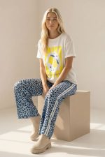 Animal Print Παντελόνα Φόρμα σε baby blue Η Animal Print Παντελόνα Φόρμα Baby Blue  συνδυάζει άνεση, θηλυκότητα και μοντέρνο στιλ. Ένα κομμάτι που ξεχωρίζει για το ιδιαίτερο animal print σχέδιο και την απαλή υφή του υφάσματος, ιδανικό για γυναίκες που θέλουν να νιώθουν άνετα αλλά και κομψές σε κάθε στιγμή της ημέρας. Η φαρδιά γραμμή της προσφέρει ελευθερία κινήσεων και κομψή εφαρμογή, ενώ η ελαστική μέση εξασφαλίζει τέλεια προσαρμογή στο σώμα. Το one size καλύπτει έως Large Plus, καθιστώντας την ιδανική επιλογή για πολλές σιλουέτες. Κατασκευασμένη από ποιοτικά και απαλά υφάσματα, φιλικά προς το δέρμα, προσφέρει μοναδική αίσθηση άνεσης όλη την ημέρα. Ιδανική επιλογή για casual εμφανίσεις, ταξίδια, καθημερινές εξόδους ή relaxed chic looks. Styling Tips Συνδύασε την baby blue animal print φόρμα με: • ένα λευκό basic t-shirt για minimal καθημερινό look • ένα oversized πουκάμισο για effortless chic εμφάνιση • sneakers για casual στυλ • πλατφόρμες ή sandals για πιο θηλυκό αποτέλεσμα Ένα κομμάτι που μπορεί εύκολα να φορεθεί από το πρωί μέχρι το βράδυ, δημιουργώντας stylish και άνετα outfits.