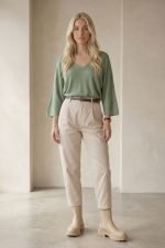 Katia Knitted Top σε Mint  Το Katia Knitted Top σε mint απόχρωση είναι ένα κομψό και άνετο πλεκτό κομμάτι που συνδυάζει minimal αισθητική με εξαιρετικά απαλή υφή. Ιδανικό για καθημερινά αλλά και πιο chic looks, προσφέρει άνεση και κομψότητα σε κάθε εμφάνιση. Κατασκευασμένο από modal viscose extra fluffy ύφασμα, χαρίζει μεταξένια αίσθηση στο δέρμα και εξαιρετική ελαφρότητα. Το ύφασμα είναι υποαλλεργικό και skin-friendly, καθιστώντας το ιδανικό για ευαίσθητες επιδερμίδες. Η γραμμή του είναι κανονική προς χαλαρή, προσφέροντας άνετη εφαρμογή που κολακεύει το σώμα, ενώ τα μανίκια 3/4 προσθέτουν διακριτική κομψότητα και κάνουν το top εύκολο στο styling για όλες τις εποχές. Ένα versatile κομμάτι που μπορεί να φορεθεί από το πρωί μέχρι το βράδυ, δημιουργώντας stylish και effortless outfits. Styling Tips Το mint πλεκτό top Katia συνδυάζεται εύκολα με πολλά κομμάτια της γκαρνταρόμπας: • με λευκό παντελόνι για κομψό καλοκαιρινό look • με jeans για casual καθημερινό στυλ • με satin φούστα για πιο θηλυκή εμφάνιση • με sneakers ή loafers για minimal chic αποτέλεσμα Η απαλή mint απόχρωση δίνει φρεσκάδα και φωτεινότητα στο outfit, δημιουργώντας κομψές και σύγχρονες εμφανίσεις.