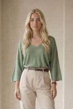 Katia Knitted Top σε Mint  Το Katia Knitted Top σε mint απόχρωση είναι ένα κομψό και άνετο πλεκτό κομμάτι που συνδυάζει minimal αισθητική με εξαιρετικά απαλή υφή. Ιδανικό για καθημερινά αλλά και πιο chic looks, προσφέρει άνεση και κομψότητα σε κάθε εμφάνιση. Κατασκευασμένο από modal viscose extra fluffy ύφασμα, χαρίζει μεταξένια αίσθηση στο δέρμα και εξαιρετική ελαφρότητα. Το ύφασμα είναι υποαλλεργικό και skin-friendly, καθιστώντας το ιδανικό για ευαίσθητες επιδερμίδες. Η γραμμή του είναι κανονική προς χαλαρή, προσφέροντας άνετη εφαρμογή που κολακεύει το σώμα, ενώ τα μανίκια 3/4 προσθέτουν διακριτική κομψότητα και κάνουν το top εύκολο στο styling για όλες τις εποχές. Ένα versatile κομμάτι που μπορεί να φορεθεί από το πρωί μέχρι το βράδυ, δημιουργώντας stylish και effortless outfits. Styling Tips Το mint πλεκτό top Katia συνδυάζεται εύκολα με πολλά κομμάτια της γκαρνταρόμπας: • με λευκό παντελόνι για κομψό καλοκαιρινό look • με jeans για casual καθημερινό στυλ • με satin φούστα για πιο θηλυκή εμφάνιση • με sneakers ή loafers για minimal chic αποτέλεσμα Η απαλή mint απόχρωση δίνει φρεσκάδα και φωτεινότητα στο outfit, δημιουργώντας κομψές και σύγχρονες εμφανίσεις.