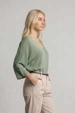Katia Knitted Top σε Mint  Το Katia Knitted Top σε mint απόχρωση είναι ένα κομψό και άνετο πλεκτό κομμάτι που συνδυάζει minimal αισθητική με εξαιρετικά απαλή υφή. Ιδανικό για καθημερινά αλλά και πιο chic looks, προσφέρει άνεση και κομψότητα σε κάθε εμφάνιση. Κατασκευασμένο από modal viscose extra fluffy ύφασμα, χαρίζει μεταξένια αίσθηση στο δέρμα και εξαιρετική ελαφρότητα. Το ύφασμα είναι υποαλλεργικό και skin-friendly, καθιστώντας το ιδανικό για ευαίσθητες επιδερμίδες. Η γραμμή του είναι κανονική προς χαλαρή, προσφέροντας άνετη εφαρμογή που κολακεύει το σώμα, ενώ τα μανίκια 3/4 προσθέτουν διακριτική κομψότητα και κάνουν το top εύκολο στο styling για όλες τις εποχές. Ένα versatile κομμάτι που μπορεί να φορεθεί από το πρωί μέχρι το βράδυ, δημιουργώντας stylish και effortless outfits. Styling Tips Το mint πλεκτό top Katia συνδυάζεται εύκολα με πολλά κομμάτια της γκαρνταρόμπας: • με λευκό παντελόνι για κομψό καλοκαιρινό look • με jeans για casual καθημερινό στυλ • με satin φούστα για πιο θηλυκή εμφάνιση • με sneakers ή loafers για minimal chic αποτέλεσμα Η απαλή mint απόχρωση δίνει φρεσκάδα και φωτεινότητα στο outfit, δημιουργώντας κομψές και σύγχρονες εμφανίσεις.