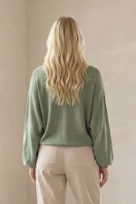 Katia Knitted Top σε Mint  Το Katia Knitted Top σε mint απόχρωση είναι ένα κομψό και άνετο πλεκτό κομμάτι που συνδυάζει minimal αισθητική με εξαιρετικά απαλή υφή. Ιδανικό για καθημερινά αλλά και πιο chic looks, προσφέρει άνεση και κομψότητα σε κάθε εμφάνιση. Κατασκευασμένο από modal viscose extra fluffy ύφασμα, χαρίζει μεταξένια αίσθηση στο δέρμα και εξαιρετική ελαφρότητα. Το ύφασμα είναι υποαλλεργικό και skin-friendly, καθιστώντας το ιδανικό για ευαίσθητες επιδερμίδες. Η γραμμή του είναι κανονική προς χαλαρή, προσφέροντας άνετη εφαρμογή που κολακεύει το σώμα, ενώ τα μανίκια 3/4 προσθέτουν διακριτική κομψότητα και κάνουν το top εύκολο στο styling για όλες τις εποχές. Ένα versatile κομμάτι που μπορεί να φορεθεί από το πρωί μέχρι το βράδυ, δημιουργώντας stylish και effortless outfits. Styling Tips Το mint πλεκτό top Katia συνδυάζεται εύκολα με πολλά κομμάτια της γκαρνταρόμπας: • με λευκό παντελόνι για κομψό καλοκαιρινό look • με jeans για casual καθημερινό στυλ • με satin φούστα για πιο θηλυκή εμφάνιση • με sneakers ή loafers για minimal chic αποτέλεσμα Η απαλή mint απόχρωση δίνει φρεσκάδα και φωτεινότητα στο outfit, δημιουργώντας κομψές και σύγχρονες εμφανίσεις.
