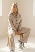 Zen Oversized Κοτλέ Pants είναι ένα σύγχρονο και ιδιαίτερα άνετο γυναικείο παντελόνι που συνδυάζει relaxed γραμμή με κομψό urban χαρακτήρα. Η oversized εφαρμογή του δημιουργεί ένα μοντέρνο silhouette που προσφέρει ελευθερία κινήσεων και effortless στυλ. Κατασκευασμένο από μαλακό κοτλέ ύφασμα, χαρίζει cozy αίσθηση και ζεστασιά, ενώ παραμένει κομψό και ευκολοφόρετο σε καθημερινές εμφανίσεις. Η ελαστική μέση με κορδόνι προσαρμόζεται εύκολα σε διαφορετικούς σωματότυπους, εξασφαλίζοντας άνετη εφαρμογή και σταθερότητα. Με μήκος 110 cm και περιφέρεια που καλύπτει έως 120 cm, αποτελεί ιδανική επιλογή για γυναίκες που αναζητούν άνεση χωρίς να θυσιάζουν το στυλ τους. Ένα κομμάτι που ταιριάζει τέλεια σε casual chic outfits αλλά και σε πιο urban εμφανίσεις. Styling Tips Το Zen oversized κοτλέ παντελόνι μπορεί να δημιουργήσει πολλούς stylish συνδυασμούς: • με το Zen Oversized Shirt για total κοτλέ outfit • με basic t-shirt και sneakers για casual καθημερινό look • με πλεκτό sweater για cozy χειμερινό στυλ Ένα versatile κομμάτι που μπορεί εύκολα να φορεθεί από το πρωί μέχρι το βράδυ.