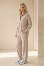 Zen Oversized Κοτλέ Pants είναι ένα σύγχρονο και ιδιαίτερα άνετο γυναικείο παντελόνι που συνδυάζει relaxed γραμμή με κομψό urban χαρακτήρα. Η oversized εφαρμογή του δημιουργεί ένα μοντέρνο silhouette που προσφέρει ελευθερία κινήσεων και effortless στυλ. Κατασκευασμένο από μαλακό κοτλέ ύφασμα, χαρίζει cozy αίσθηση και ζεστασιά, ενώ παραμένει κομψό και ευκολοφόρετο σε καθημερινές εμφανίσεις. Η ελαστική μέση με κορδόνι προσαρμόζεται εύκολα σε διαφορετικούς σωματότυπους, εξασφαλίζοντας άνετη εφαρμογή και σταθερότητα. Με μήκος 110 cm και περιφέρεια που καλύπτει έως 120 cm, αποτελεί ιδανική επιλογή για γυναίκες που αναζητούν άνεση χωρίς να θυσιάζουν το στυλ τους. Ένα κομμάτι που ταιριάζει τέλεια σε casual chic outfits αλλά και σε πιο urban εμφανίσεις. Styling Tips Το Zen oversized κοτλέ παντελόνι μπορεί να δημιουργήσει πολλούς stylish συνδυασμούς: • με το Zen Oversized Shirt για total κοτλέ outfit • με basic t-shirt και sneakers για casual καθημερινό look • με πλεκτό sweater για cozy χειμερινό στυλ Ένα versatile κομμάτι που μπορεί εύκολα να φορεθεί από το πρωί μέχρι το βράδυ.