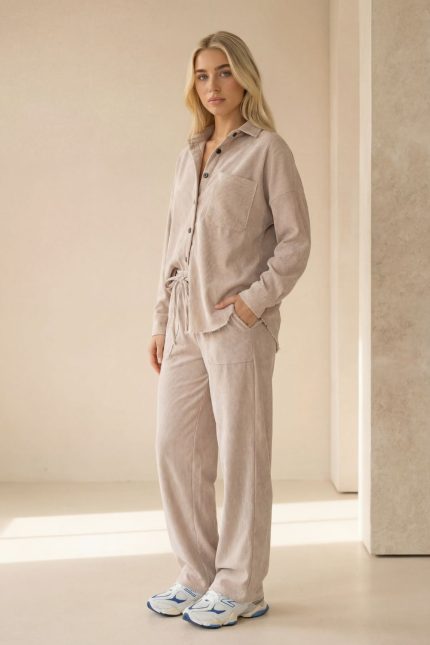 Zen Oversized Κοτλέ Pants είναι ένα σύγχρονο και ιδιαίτερα άνετο γυναικείο παντελόνι που συνδυάζει relaxed γραμμή με κομψό urban χαρακτήρα. Η oversized εφαρμογή του δημιουργεί ένα μοντέρνο silhouette που προσφέρει ελευθερία κινήσεων και effortless στυλ. Κατασκευασμένο από μαλακό κοτλέ ύφασμα, χαρίζει cozy αίσθηση και ζεστασιά, ενώ παραμένει κομψό και ευκολοφόρετο σε καθημερινές εμφανίσεις. Η ελαστική μέση με κορδόνι προσαρμόζεται εύκολα σε διαφορετικούς σωματότυπους, εξασφαλίζοντας άνετη εφαρμογή και σταθερότητα. Με μήκος 110 cm και περιφέρεια που καλύπτει έως 120 cm, αποτελεί ιδανική επιλογή για γυναίκες που αναζητούν άνεση χωρίς να θυσιάζουν το στυλ τους. Ένα κομμάτι που ταιριάζει τέλεια σε casual chic outfits αλλά και σε πιο urban εμφανίσεις. Styling Tips Το Zen oversized κοτλέ παντελόνι μπορεί να δημιουργήσει πολλούς stylish συνδυασμούς: • με το Zen Oversized Shirt για total κοτλέ outfit • με basic t-shirt και sneakers για casual καθημερινό look • με πλεκτό sweater για cozy χειμερινό στυλ Ένα versatile κομμάτι που μπορεί εύκολα να φορεθεί από το πρωί μέχρι το βράδυ.