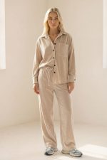 Zen Oversized Κοτλέ Pants είναι ένα σύγχρονο και ιδιαίτερα άνετο γυναικείο παντελόνι που συνδυάζει relaxed γραμμή με κομψό urban χαρακτήρα. Η oversized εφαρμογή του δημιουργεί ένα μοντέρνο silhouette που προσφέρει ελευθερία κινήσεων και effortless στυλ. Κατασκευασμένο από μαλακό κοτλέ ύφασμα, χαρίζει cozy αίσθηση και ζεστασιά, ενώ παραμένει κομψό και ευκολοφόρετο σε καθημερινές εμφανίσεις. Η ελαστική μέση με κορδόνι προσαρμόζεται εύκολα σε διαφορετικούς σωματότυπους, εξασφαλίζοντας άνετη εφαρμογή και σταθερότητα. Με μήκος 110 cm και περιφέρεια που καλύπτει έως 120 cm, αποτελεί ιδανική επιλογή για γυναίκες που αναζητούν άνεση χωρίς να θυσιάζουν το στυλ τους. Ένα κομμάτι που ταιριάζει τέλεια σε casual chic outfits αλλά και σε πιο urban εμφανίσεις. Styling Tips Το Zen oversized κοτλέ παντελόνι μπορεί να δημιουργήσει πολλούς stylish συνδυασμούς: • με το Zen Oversized Shirt για total κοτλέ outfit • με basic t-shirt και sneakers για casual καθημερινό look • με πλεκτό sweater για cozy χειμερινό στυλ Ένα versatile κομμάτι που μπορεί εύκολα να φορεθεί από το πρωί μέχρι το βράδυ.