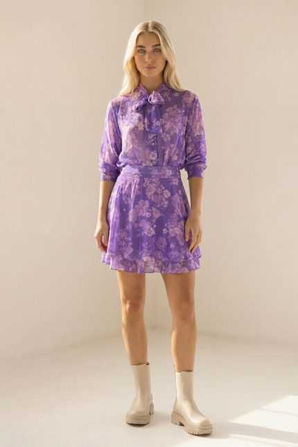 Floral Set Πουκάμισο και Φούστα in Purple Κωδικός: 2026 Το Floral Set Πουκάμισο & Φούστα σε μωβ απόχρωση είναι ένα κομψό και αέρινο σύνολο που αποπνέει θηλυκότητα και ρομαντική αισθητική. Το σετ αποτελείται από πουκάμισο και φούστα με floral print, δημιουργώντας ένα ολοκληρωμένο outfit που μπορεί να φορεθεί εύκολα από το πρωί έως το βράδυ. Το ύφασμα crepe sheer χαρίζει ελαφριά και ανάλαφρη κίνηση, ενώ η φούστα διαθέτει επένδυση από βισκόζη ώστε να μην διαφανίζει. Η ελαστική μέση με λάστιχο προσφέρει άνετη εφαρμογή, προσαρμόζεται στο σώμα και κολακεύει τη σιλουέτα. Ένα πρακτικό και κομψό σύνολο με non-iron ύφασμα, ιδανικό για καθημερινές αλλά και πιο ιδιαίτερες εμφανίσεις. Styling Tip Φόρεσέ το ως ολοκληρωμένο σετ με πέδιλα ή sneakers για κομψό everyday look. Το πουκάμισο μπορεί επίσης να φορεθεί ανοιχτό πάνω από top και jeans, ενώ η φούστα συνδυάζεται εύκολα με μονόχρωμο T-shirt για πιο χαλαρό outfit.