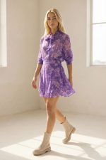 Floral Set Πουκάμισο και Φούστα in Purple Κωδικός: 2026 Το Floral Set Πουκάμισο & Φούστα σε μωβ απόχρωση είναι ένα κομψό και αέρινο σύνολο που αποπνέει θηλυκότητα και ρομαντική αισθητική. Το σετ αποτελείται από πουκάμισο και φούστα με floral print, δημιουργώντας ένα ολοκληρωμένο outfit που μπορεί να φορεθεί εύκολα από το πρωί έως το βράδυ. Το ύφασμα crepe sheer χαρίζει ελαφριά και ανάλαφρη κίνηση, ενώ η φούστα διαθέτει επένδυση από βισκόζη ώστε να μην διαφανίζει. Η ελαστική μέση με λάστιχο προσφέρει άνετη εφαρμογή, προσαρμόζεται στο σώμα και κολακεύει τη σιλουέτα. Ένα πρακτικό και κομψό σύνολο με non-iron ύφασμα, ιδανικό για καθημερινές αλλά και πιο ιδιαίτερες εμφανίσεις. Styling Tip Φόρεσέ το ως ολοκληρωμένο σετ με πέδιλα ή sneakers για κομψό everyday look. Το πουκάμισο μπορεί επίσης να φορεθεί ανοιχτό πάνω από top και jeans, ενώ η φούστα συνδυάζεται εύκολα με μονόχρωμο T-shirt για πιο χαλαρό outfit.
