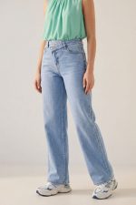 Wide Leg Τζιν Παντελόνι με Ασύμμετρη Μέση Το wide leg τζιν παντελόνι με ασύμμετρη μέση είναι ένα σύγχρονο και ιδιαίτερο κομμάτι που συνδυάζει μοντέρνο design με άνετη εφαρμογή. Η ψηλόμεση γραμμή αναδεικνύει τη σιλουέτα, ενώ το ασύμμετρο κούμπωμα στη μέση προσθέτει μοναδικό χαρακτήρα και fashion-forward αισθητική. Η wide fit γραμμή δημιουργεί κομψή κίνηση στο περπάτημα και προσφέρει άνεση για όλη την ημέρα. Το denim ύφασμα με ελαστικότητα εφαρμόζει όμορφα στο σώμα, διατηρώντας παράλληλα τη σταθερότητα και την άνεση. Ένα versatile κομμάτι που μπορεί εύκολα να φορεθεί σε casual καθημερινά looks αλλά και πιο stylish city outfits. Styling Tips Το wide leg denim παντελόνι είναι ιδανικό για πολλά outfits: • με sleeveless top για κομψό καλοκαιρινό look • με basic t-shirt και sneakers για casual εμφάνιση • με πουκάμισο και loafers για smart casual outfit • με cropped jacket για πιο fashion-forward styling