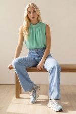 Wide Leg Τζιν Παντελόνι με Ασύμμετρη Μέση Το wide leg τζιν παντελόνι με ασύμμετρη μέση είναι ένα σύγχρονο και ιδιαίτερο κομμάτι που συνδυάζει μοντέρνο design με άνετη εφαρμογή. Η ψηλόμεση γραμμή αναδεικνύει τη σιλουέτα, ενώ το ασύμμετρο κούμπωμα στη μέση προσθέτει μοναδικό χαρακτήρα και fashion-forward αισθητική. Η wide fit γραμμή δημιουργεί κομψή κίνηση στο περπάτημα και προσφέρει άνεση για όλη την ημέρα. Το denim ύφασμα με ελαστικότητα εφαρμόζει όμορφα στο σώμα, διατηρώντας παράλληλα τη σταθερότητα και την άνεση. Ένα versatile κομμάτι που μπορεί εύκολα να φορεθεί σε casual καθημερινά looks αλλά και πιο stylish city outfits. Styling Tips Το wide leg denim παντελόνι είναι ιδανικό για πολλά outfits: • με sleeveless top για κομψό καλοκαιρινό look • με basic t-shirt και sneakers για casual εμφάνιση • με πουκάμισο και loafers για smart casual outfit • με cropped jacket για πιο fashion-forward styling