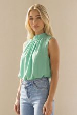 Αμάνικο halter neck balloon top σε mint με crepe ύφασμα και viscose επένδυση. Άνετη γραμμή έως Large Plus. Premium γυναικεία ρούχα White Tie Boutique